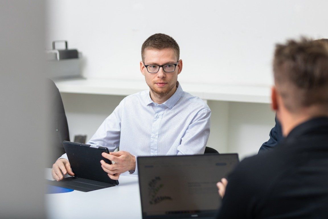 Beratungsgespräch mit einem Kunden von Brauer Rohrreinigung