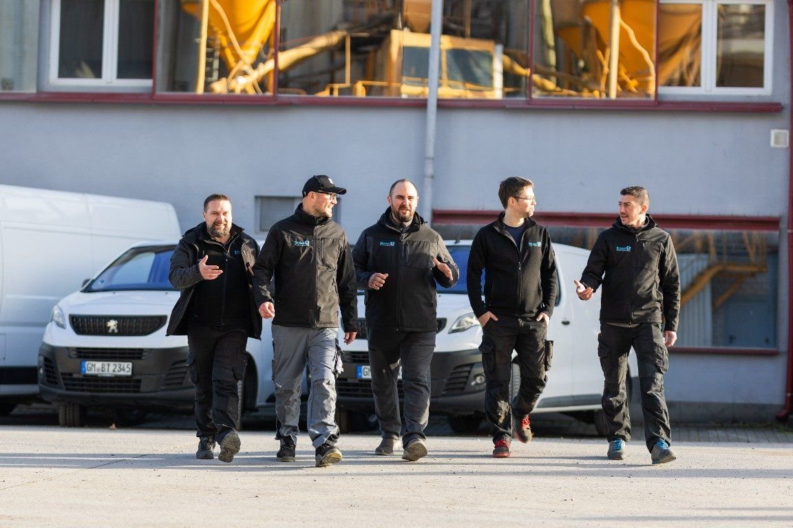 Team von Brauer Rohrreinigung auf dem Weg zum nächsten Einsatz